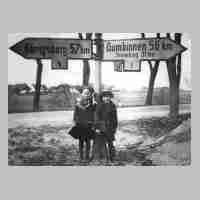 106-0033 In Taplacken auf der Reichsstrasse 1. Inge und Fritz Rupertus.jpg